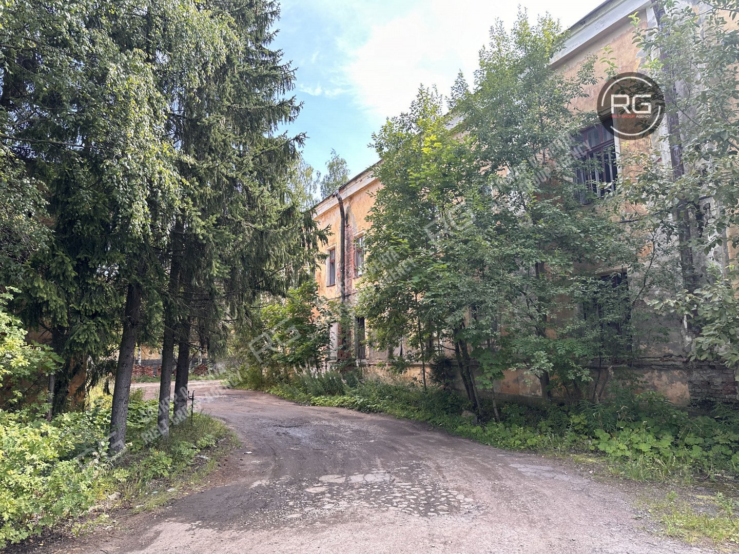  Здания в центре Ломоносова 